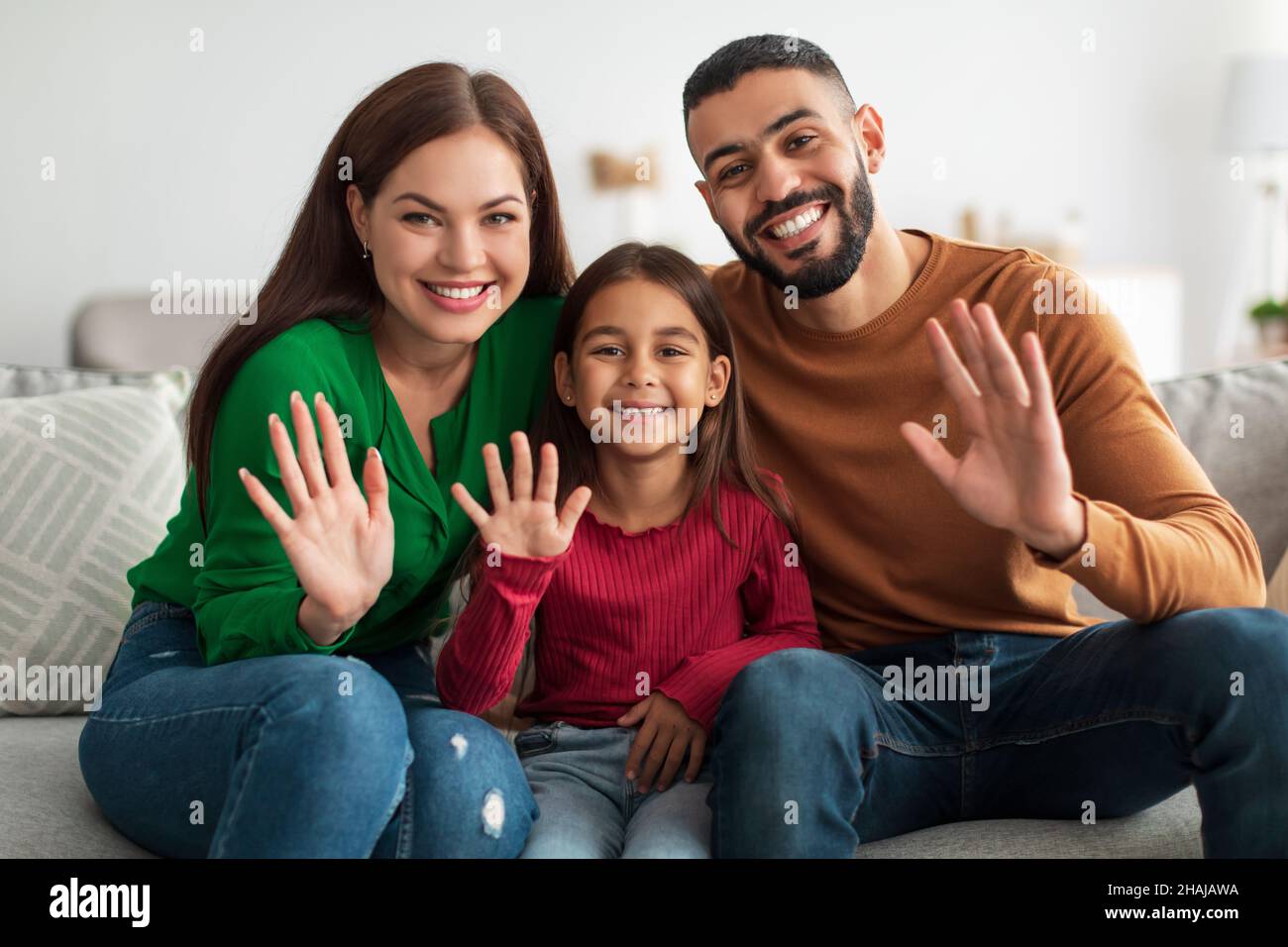 Porträt einer glücklichen Familie, die die Hände vor die Kamera schwenkt Stockfoto