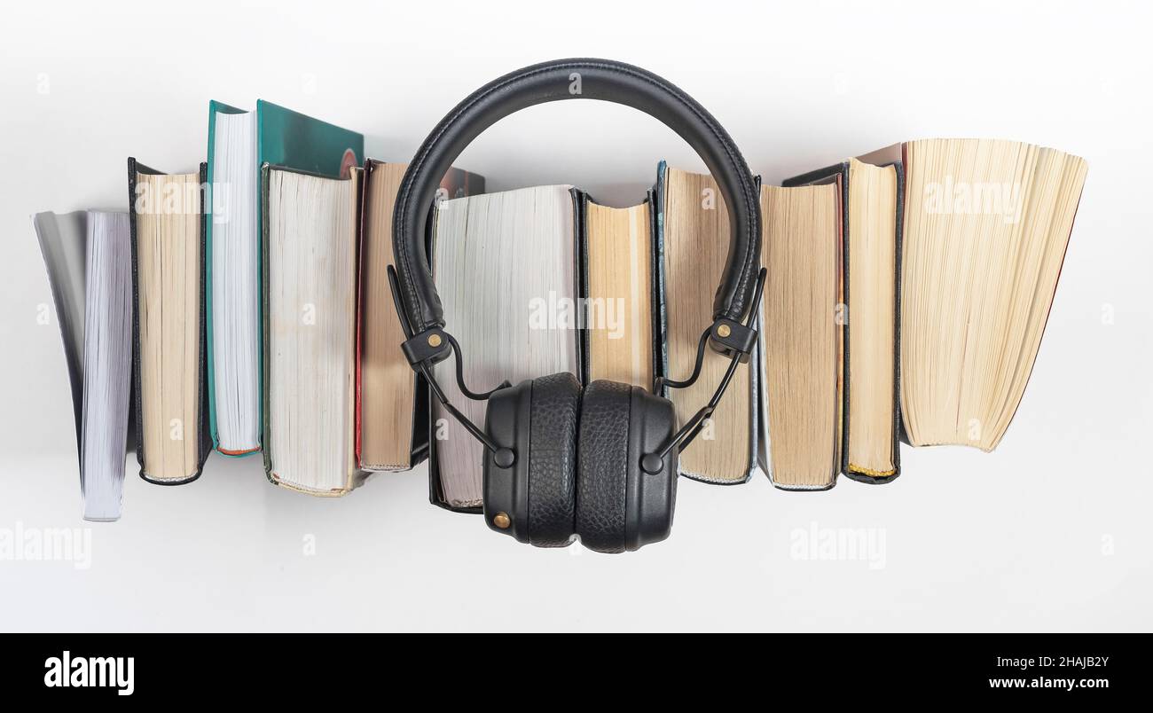 Hörbücher stapeln sich mit Kopfhörern, Draufsicht. Hörbuch-Lesekonzept. Stockfoto