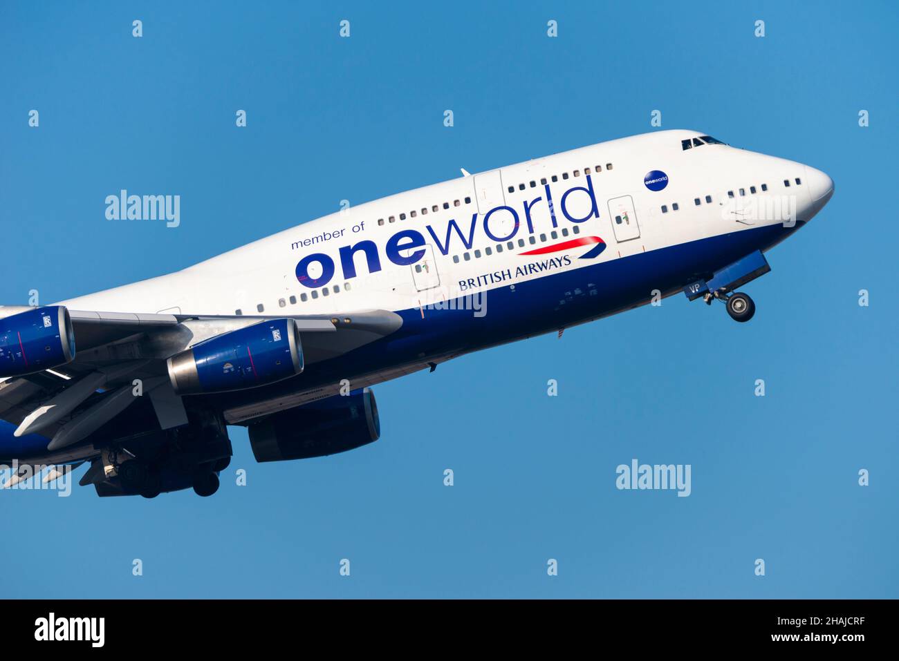 Oneworld, British Airways Boeing 747-436 Flugzeug G-CIVP startet vom Flughafen London Heathrow in blauem Himmel Stockfoto