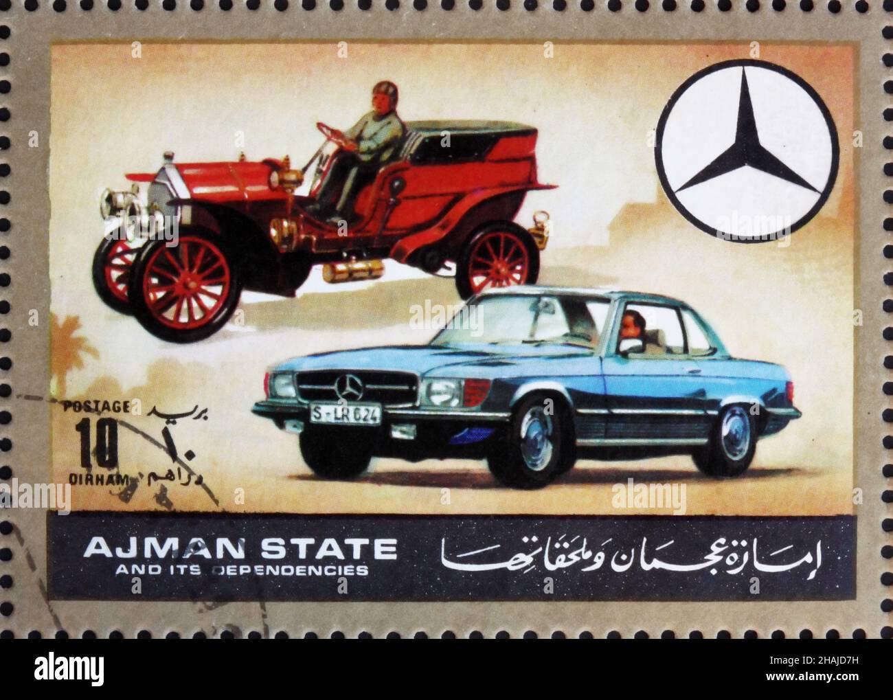 AJMAN - UM 1972: Eine im Ajman gedruckte Briefmarke zeigt Mercedes, Autos damals und heute, um 1972 Stockfoto