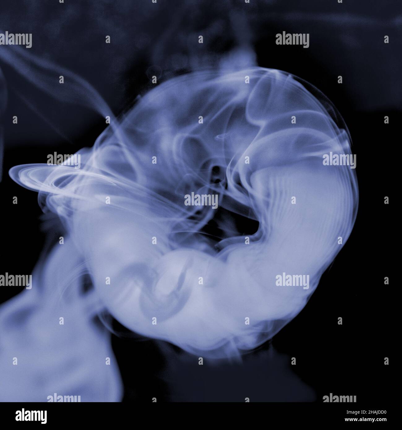 vapes vergleich Vape ring -Fotos und -Bildmaterial in hoher Auflösung – Alamy