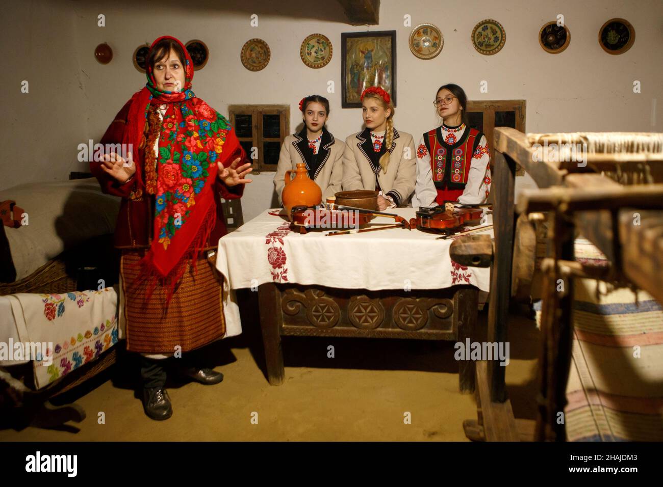 USCHHOROD, UKRAINE - 10. DEZEMBER 2021 - Frauen in traditionellen ukrainischen Kostümen führen die Andriivski-Vecchornytsi-Feier auf der Reg Stockfoto