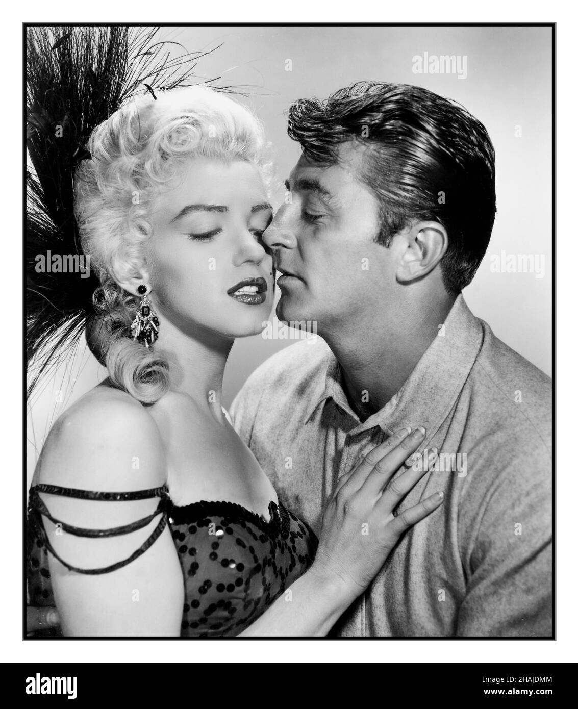 RIVER OF NO RETURN Vintage Film Publicity Still of 'River of no Return' mit Robert Mitchum, Marilyn Monroe 1954 Copyright with 20th Century Fox. River of No Return ist ein amerikanischer Western-Film von 1954, der von Otto Preminger in den Hauptrollen Robert Mitchum und Marilyn Monroe gedreht wurde. Das Drehbuch von Frank Fenton basiert auf einer Geschichte von Louis Lantz, der seine Prämisse dem italienischen Film Bicycle Thieves von 1948 entlehnt hat. Das Bild wurde vor Ort in den kanadischen Rockies in Technicolor und CinemaScope aufgenommen und von 20th Century Fox veröffentlicht. Stockfoto