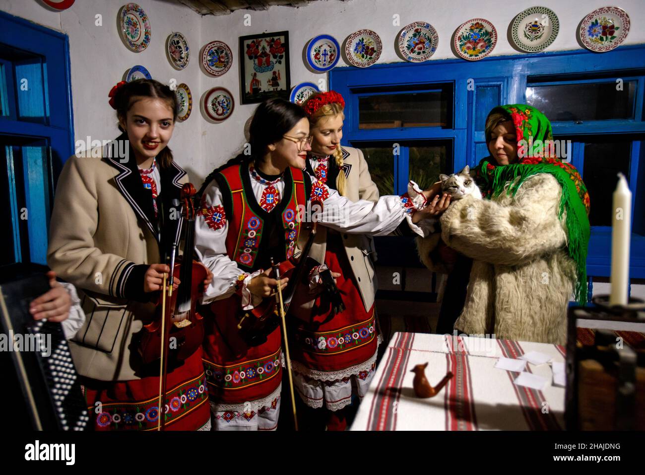 USCHHOROD, UKRAINE - 10. DEZEMBER 2021 - Frauen in traditionellen ukrainischen Kostümen führen die Andriivski-Vecchornytsi-Feier auf der Reg Stockfoto