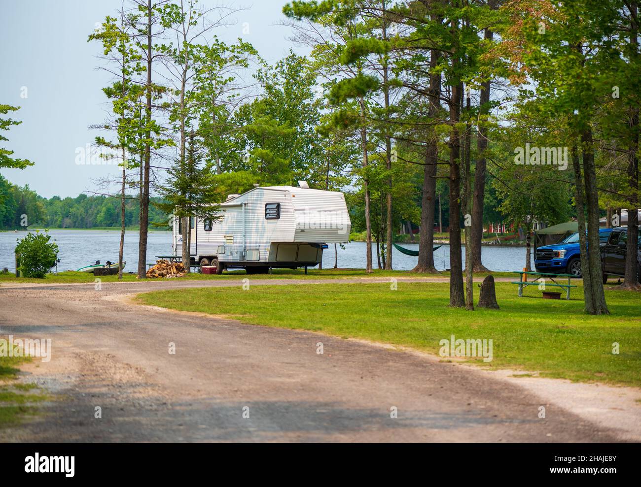 ALPENA MI - JULI 18th: Straße, die zu einem Wohnmobil führt, das auf einem Wohnmobil-Parkplatz am Wasser geparkt ist Stockfoto