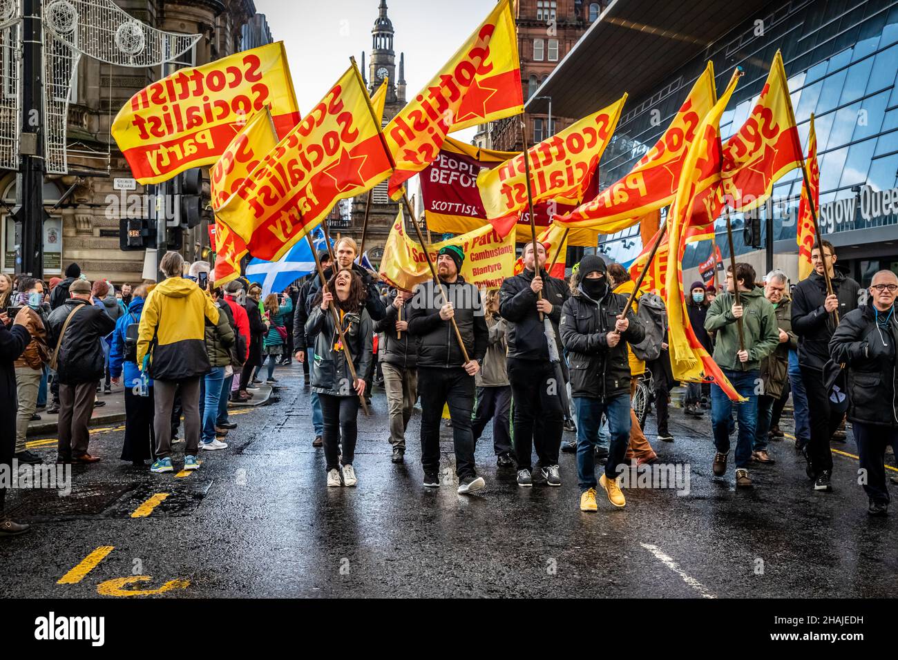 Global Day of Action for Climate Justice COP26 Glasgow, Schottland, Großbritannien. Tausende von Aktivistengruppen zum Klimawandel marschieren durch die feuchten Straßen im Zentrum von Glasgow und fordern globale Klimagerechtigkeit. Stockfoto