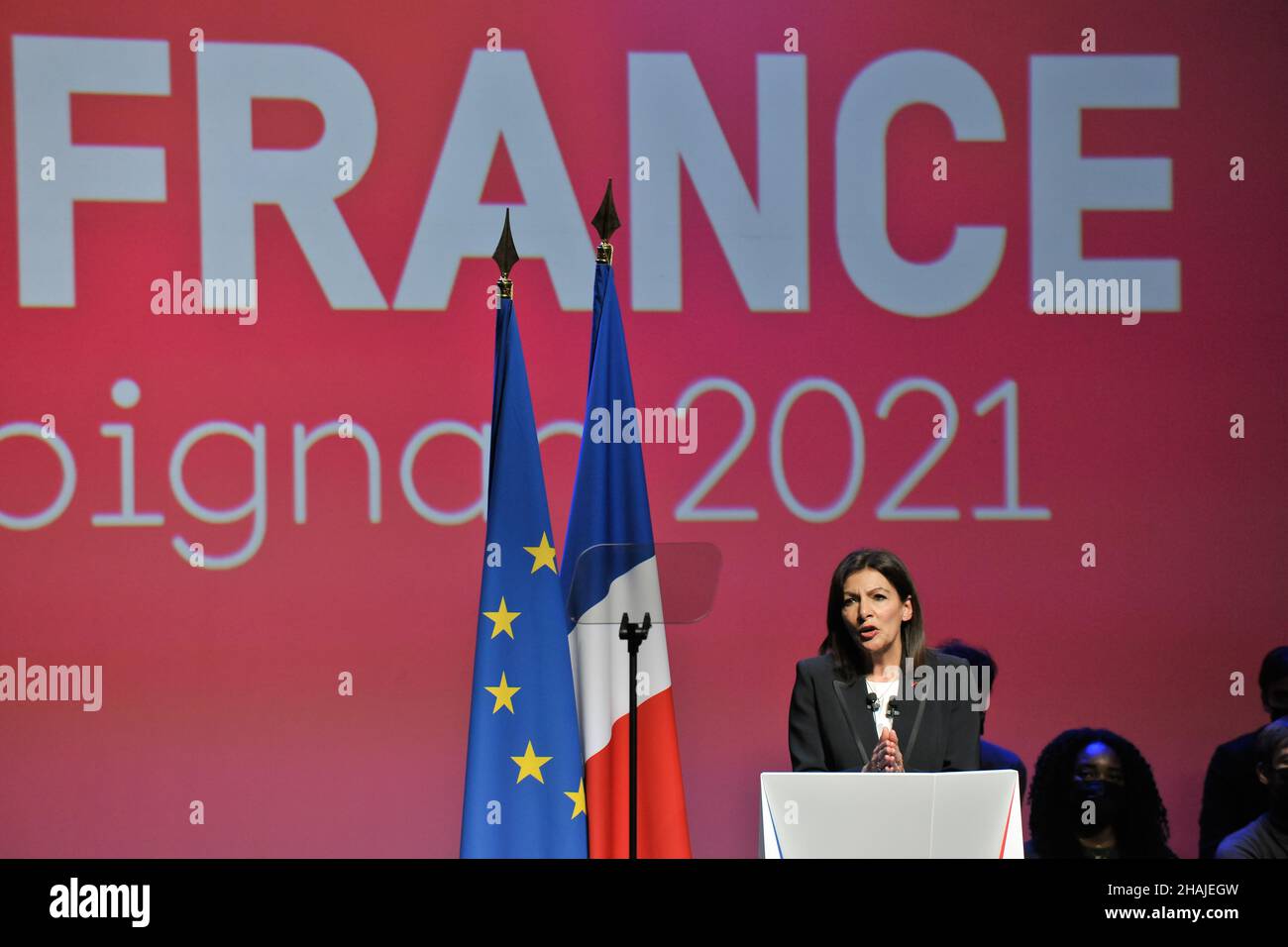 Ana María 'Anne' Hidalgo Aleu hält während eines Treffens in Perpignan eine Rede auf der Bühne.Anne Hidalgo, die französische Präsidentschaftskandidatin der Sozialisten, hat ihren Appell wiederholt, ihre linken Rivalen zu vereinen, und sagte, dass die Linke inmitten des alarmierenden Aufstiegs der extremen Rechten den Zusammenbruch riskierte. Auf der Bühne appellierte sie an andere Kandidaten der Linken, die Abstimmung nicht zu teilen: „Wache auf, sieh die Gefahr, die uns droht.“ Die französischen Wähler fühlten sich „verzweifelt und beängstigt“, dass die Linke aus der politischen Debatte ertränkt werde, sagte sie. (Foto von Laurent Coust/SOPA Images/Sipa USA) Stockfoto