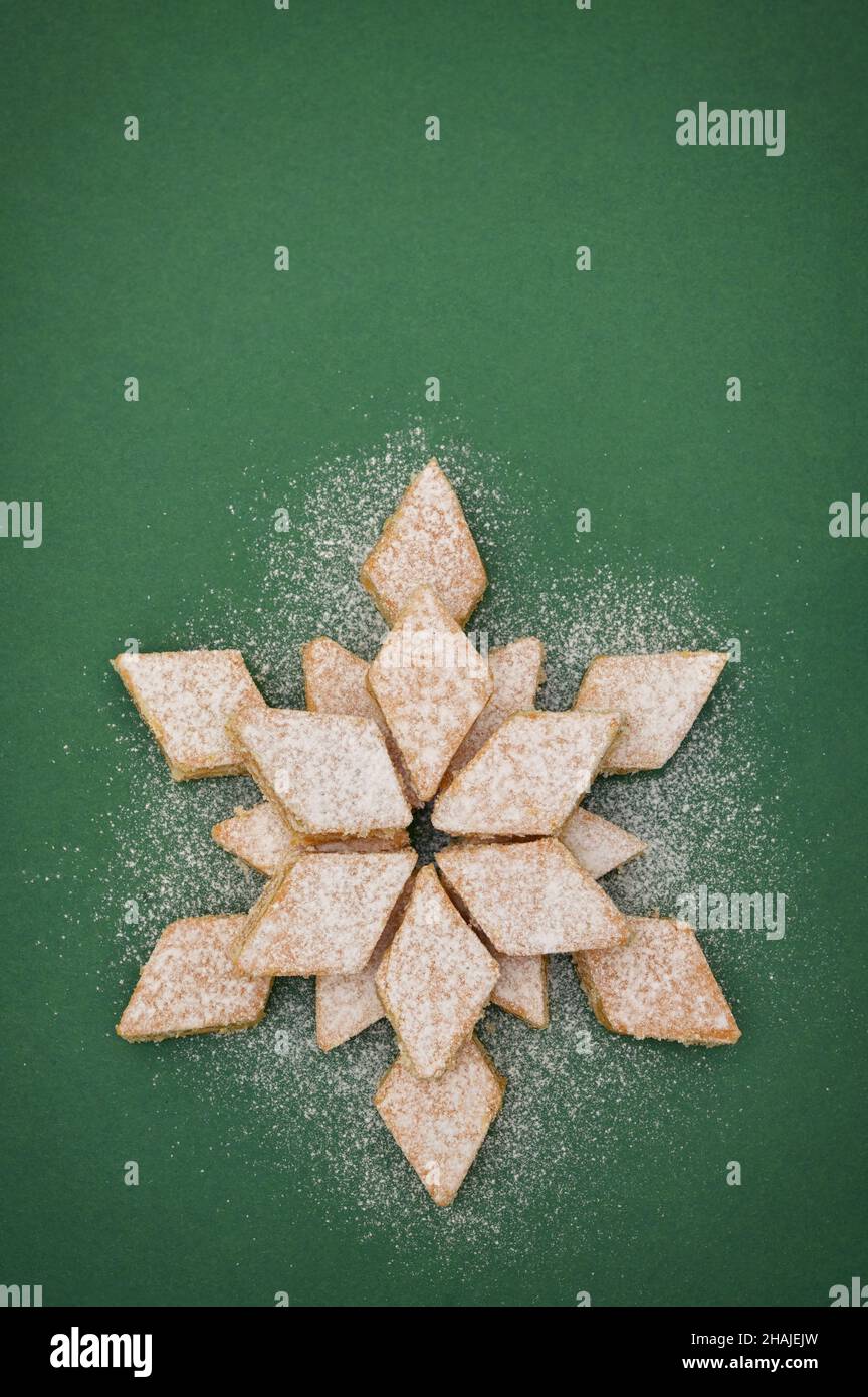 Schneeweiße Vanillekuchen in Schneeflocken-Form Stockfoto