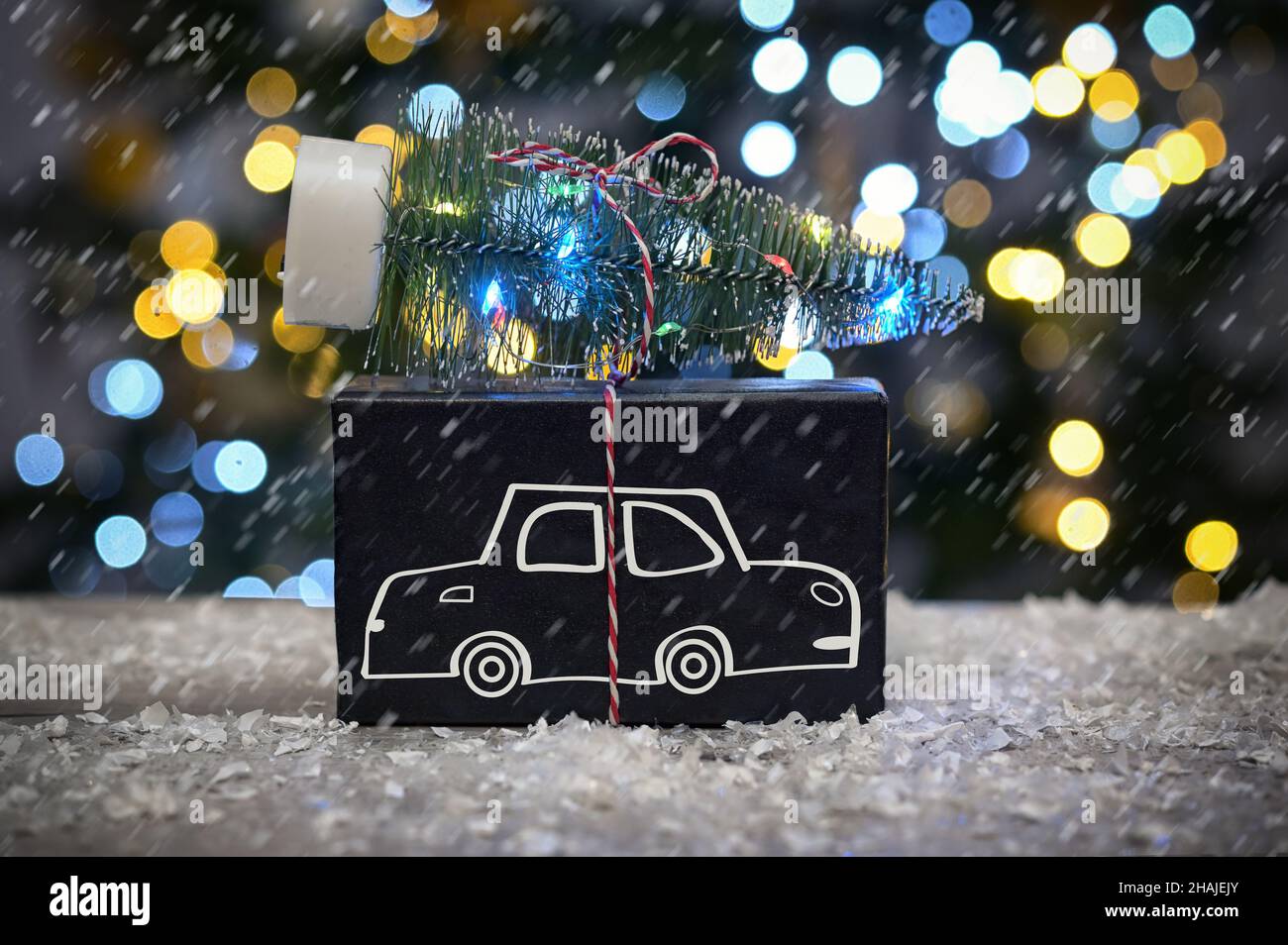 Abstraktes Geschenk und Autoland mit Weihnachtsbaum Stockfoto