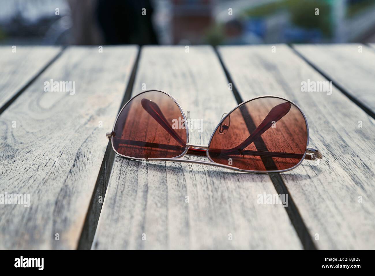 Sonnenbrillen auf einem Tisch Stockfoto