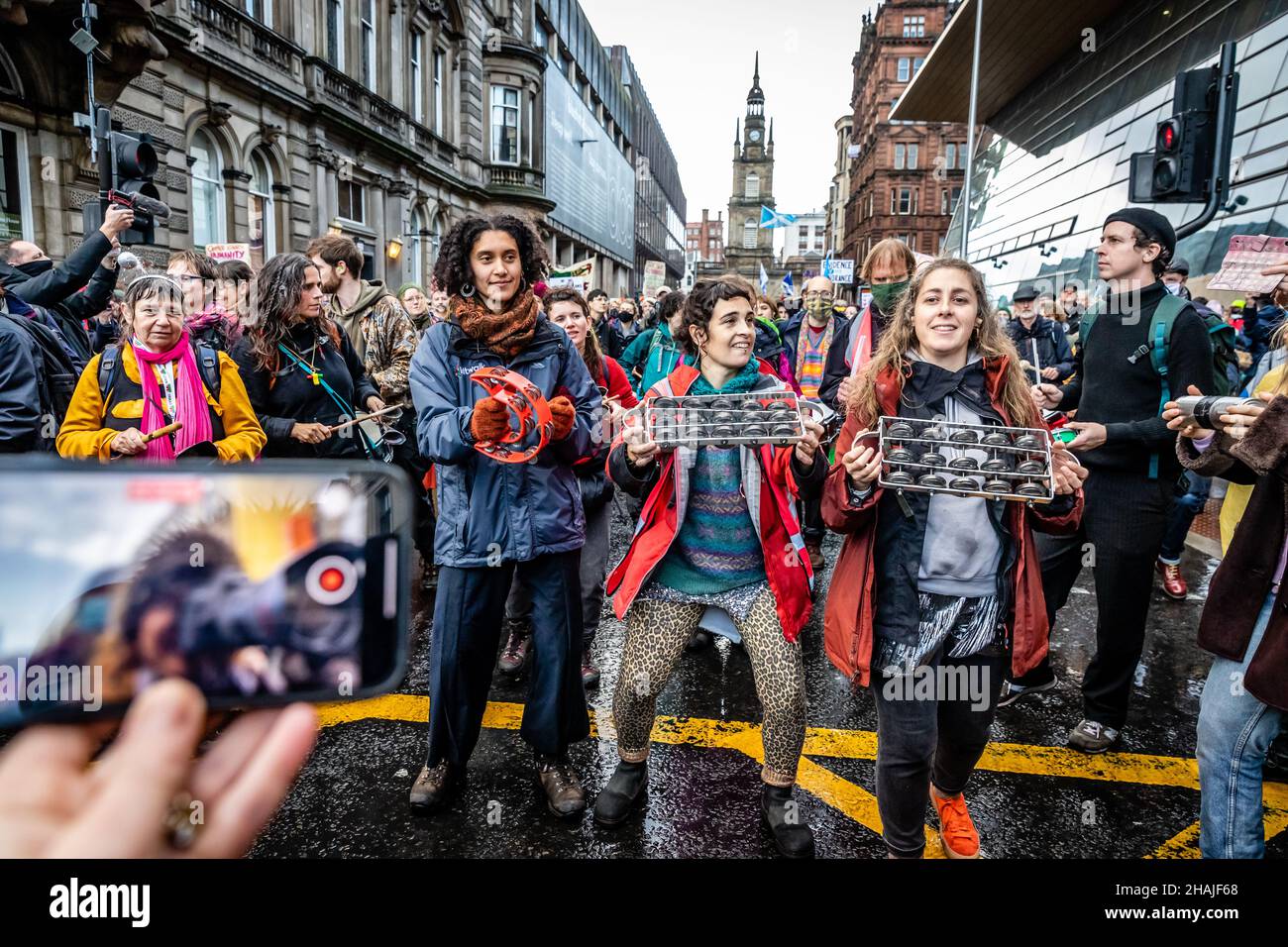 Global Day of Action for Climate Justice COP26 Glasgow, Schottland, Großbritannien. Gute Laune. Musik und Tanz während der Demo in der George Street. Stockfoto