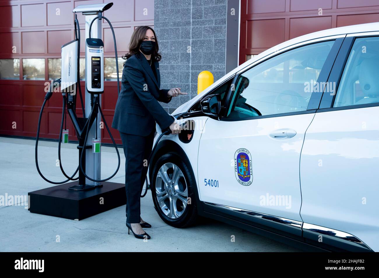 Die Vizepräsidentin der Vereinigten Staaten, Kamala Harris, steht neben einem Elektrofahrzeug, während sie während eines Besuchs in der Brandywine Maintenance Facility in Brandywine, Maryland, USA, am 13. Dezember 2021 eine Unterrichtung über die Arbeit zur Elektrifizierung der Fahrzeugflotte des Prince George County erhalten hat. Harris kündigte den "Aktionsplan für das Laden von Elektrofahrzeugen" der Regierung Biden-Harris an, der ein gemeinsames Büro für Elektrofahrzeuge zwischen den US-Ministerien für Energie und Verkehr einrichten wird.Quelle: Michael Reynolds/Pool via CNP /MediaPunch Stockfoto