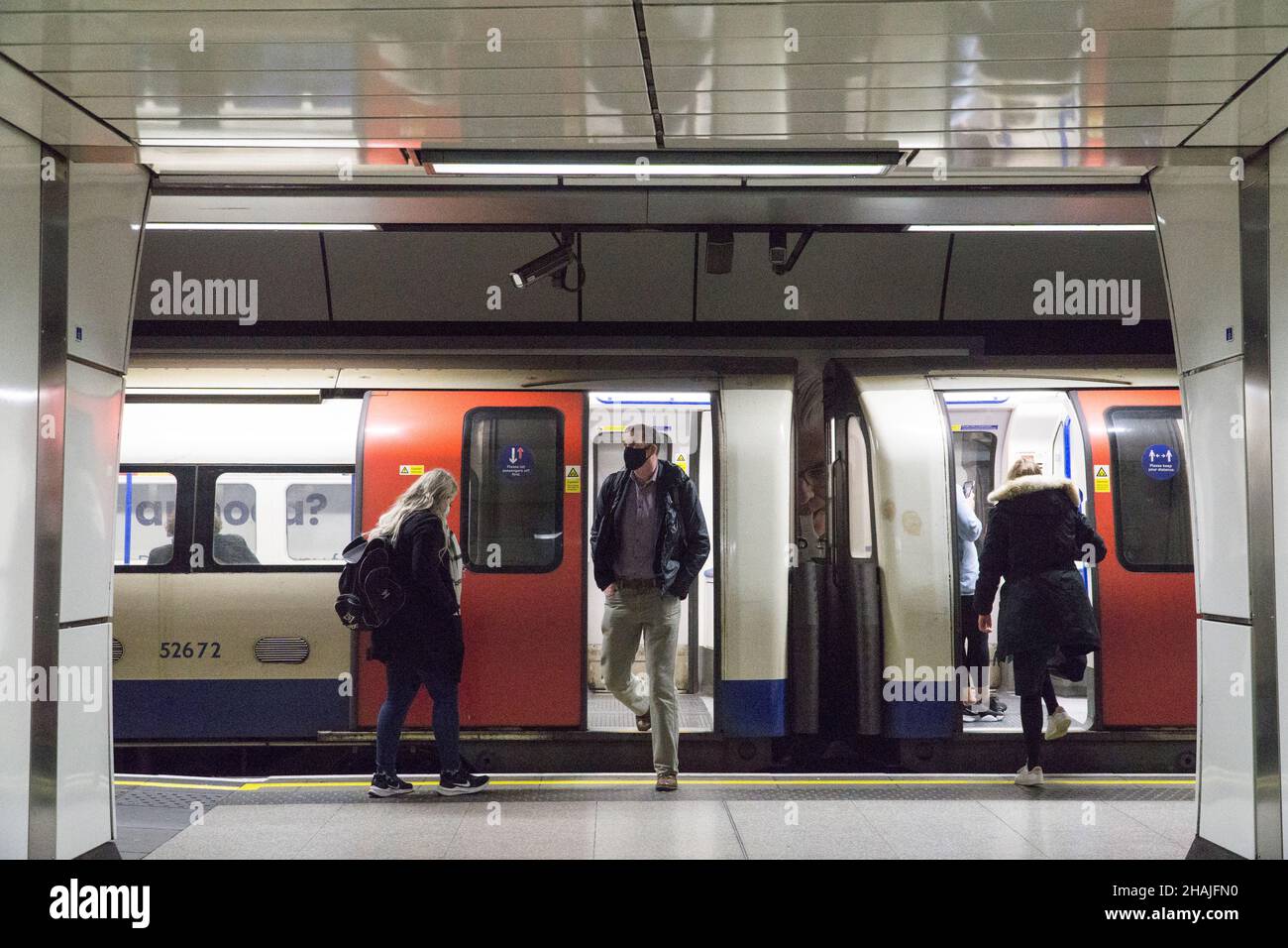 London, Großbritannien, 13. Dezember 2021: Am U-Bahnhof London Bridge halten sich die meisten Passagiere an die Schilder, die alle daran erinnern, dass Gesichtsmasken für öffentliche Verkehrsmittel jetzt obligatorisch sind, sofern sie nicht medizinisch ausgenommen sind. Seit dem Befehl der Regierung, wo möglich von zu Hause aus zu arbeiten, war die Besucherfrequenz an den großen Bahnhöfen um 20 % niedriger als in der Vorwoche. Anna Watson/Alamy Live News Stockfoto