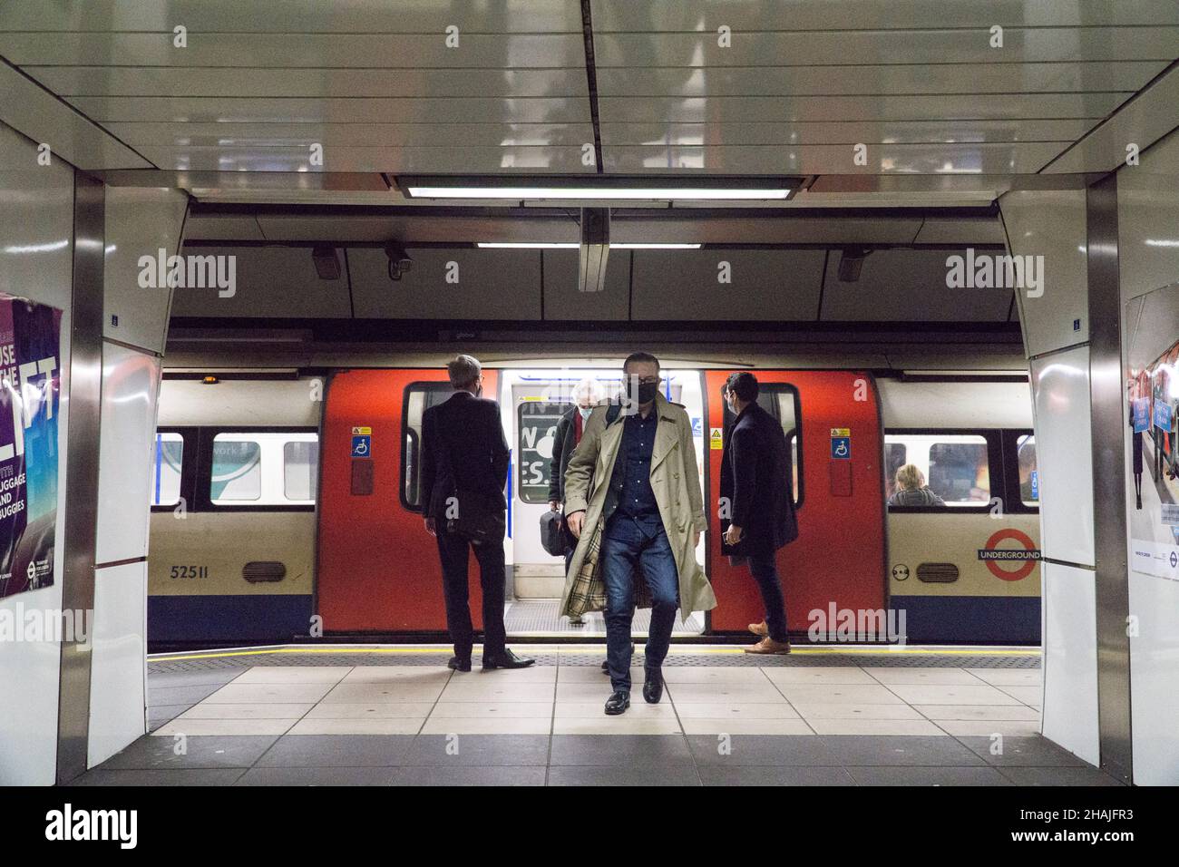 London, Großbritannien, 13. Dezember 2021: Am U-Bahnhof London Bridge halten sich die meisten Passagiere an die Schilder, die alle daran erinnern, dass Gesichtsmasken für öffentliche Verkehrsmittel jetzt obligatorisch sind, sofern sie nicht medizinisch ausgenommen sind. Seit dem Befehl der Regierung, wo möglich von zu Hause aus zu arbeiten, war die Besucherfrequenz an den großen Bahnhöfen um 20 % niedriger als in der Vorwoche. Anna Watson/Alamy Live News Stockfoto