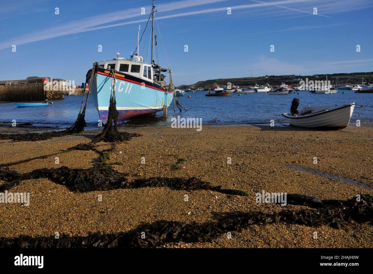 Fischerboot am Strand im Hafen von Hugh Town auf der Insel St. Marys Isles of Scilly, Cornwall. VEREINIGTES KÖNIGREICH Stockfoto