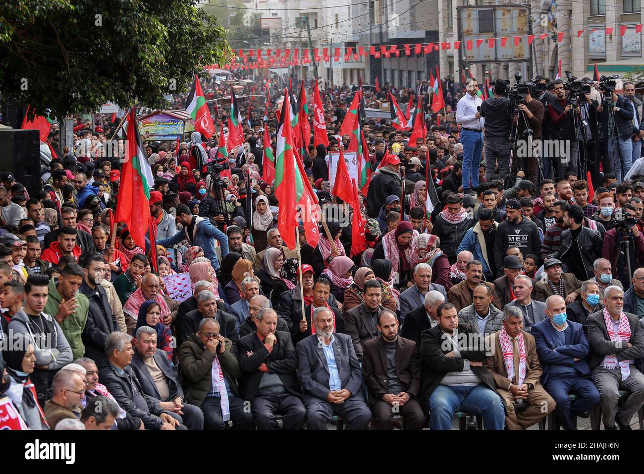 Anhänger der Volksfront zur Befreiung Palästinas nehmen am 56th. Dezember 2021 am Festival 13 zur Gründung der Bewegung in Gaza-Stadt Teil Stockfoto