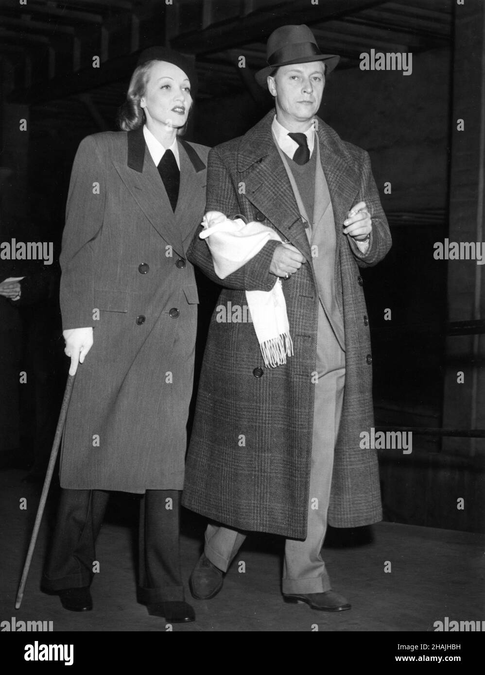 MARLENE DIETRICH (mit Gehstock aufgrund einer Verletzung am Knöchel) und ihr Mann RUDOLF SIEBER gingen 1941 durch die New Yorker Grand Central Station Stockfoto