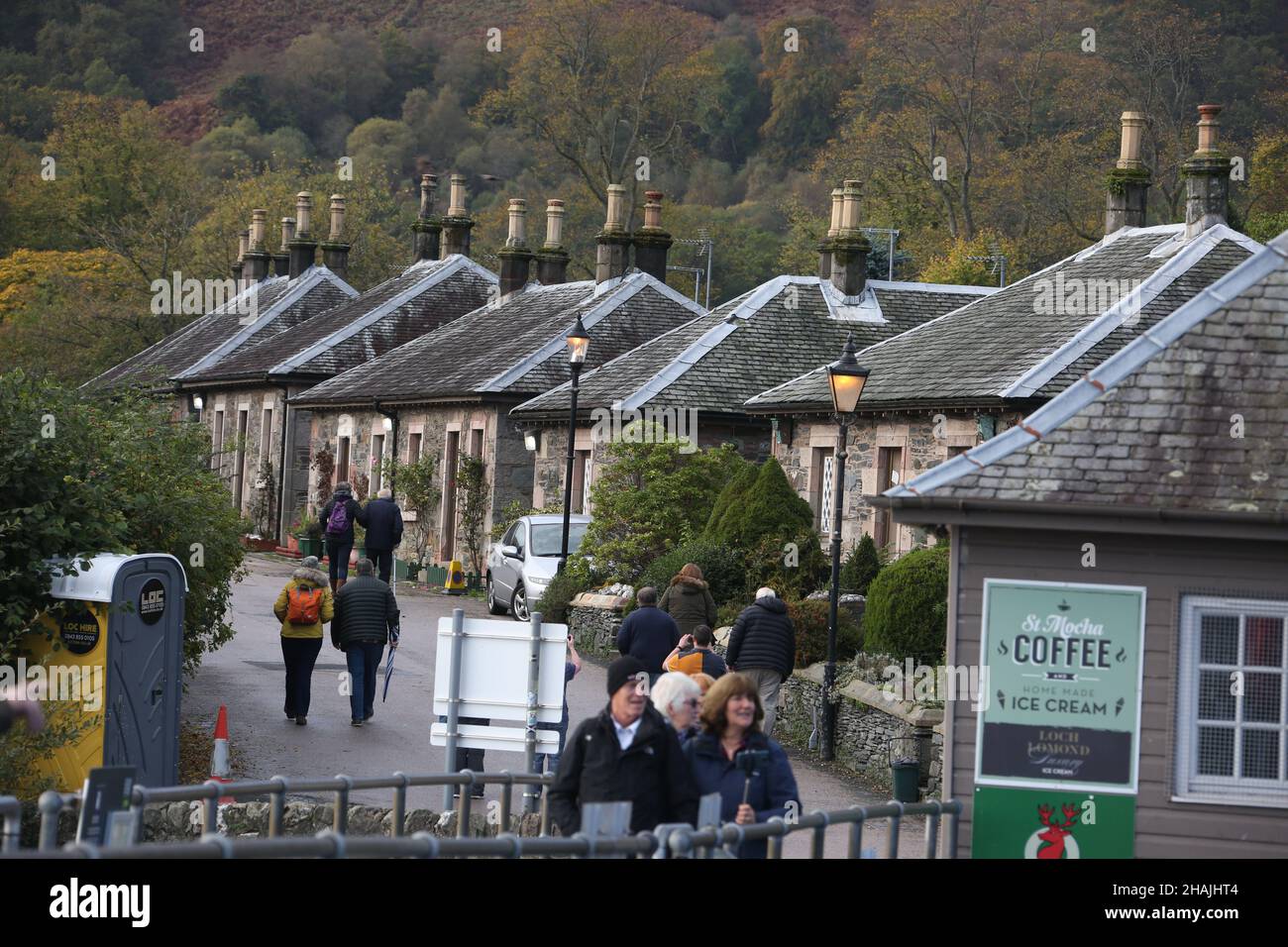 Luss (Lus, 'Kraut' auf Gälisch) ist ein Dorf in Argyll & Bute, Schottland, am Westufer des Loch Lomond. Stockfoto