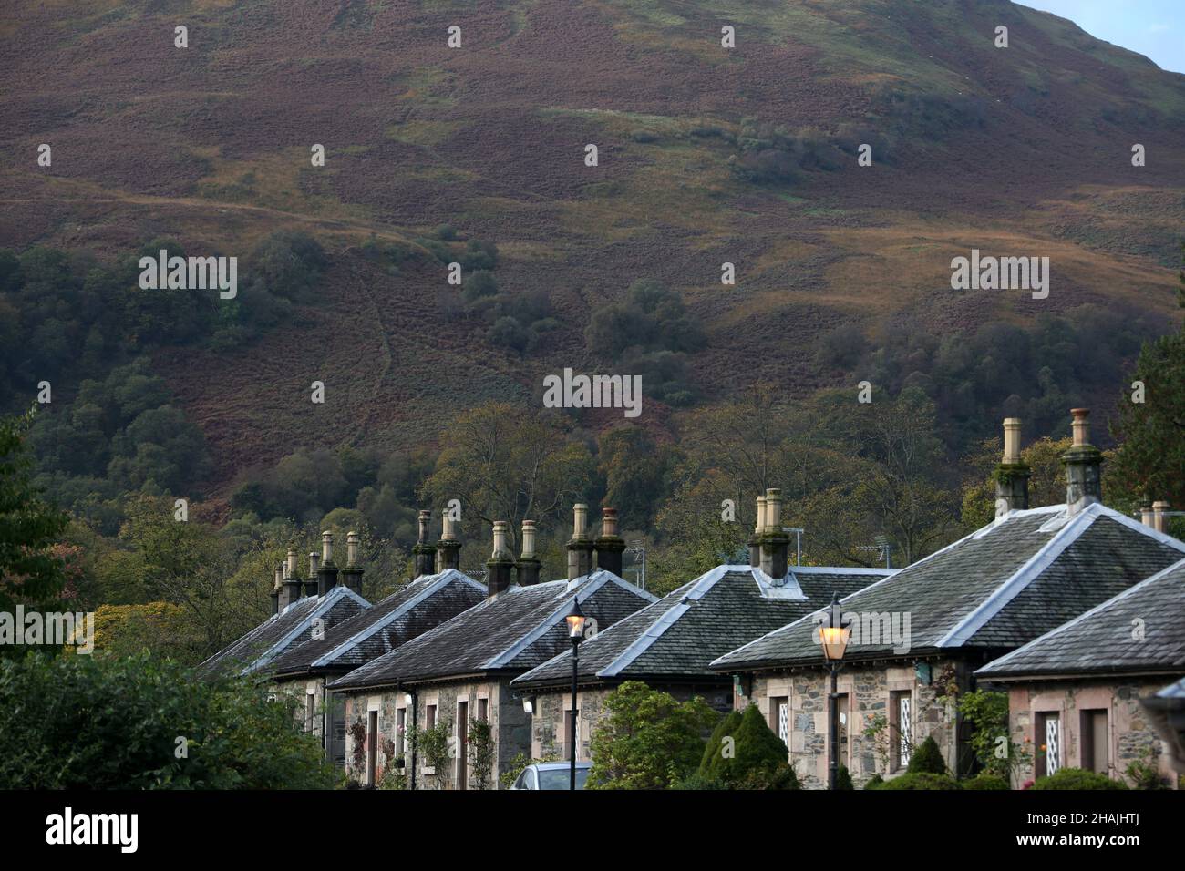 Luss (Lus, 'Kraut' auf Gälisch) ist ein Dorf in Argyll & Bute, Schottland, am Westufer des Loch Lomond. Stockfoto