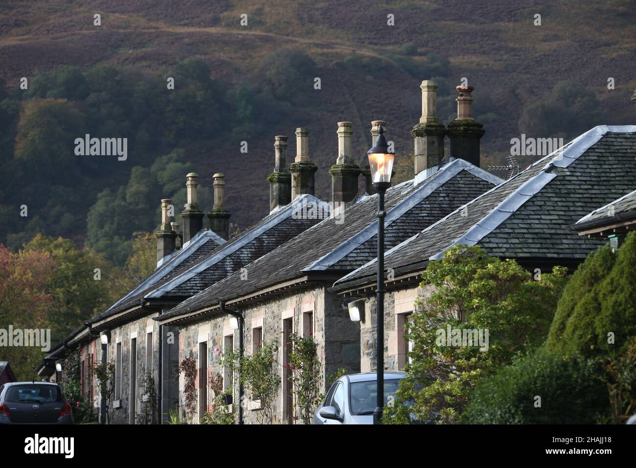 Luss (Lus, 'Kraut' auf Gälisch) ist ein Dorf in Argyll & Bute, Schottland, am Westufer des Loch Lomond. Stockfoto