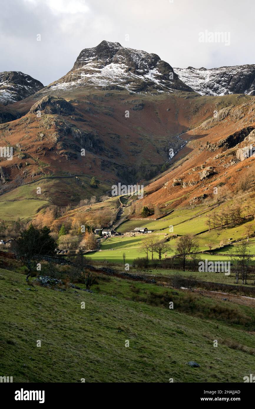 The Langdale Pikes and Great Langdale, Lake District National Park, Cumbria, Großbritannien. Stockfoto