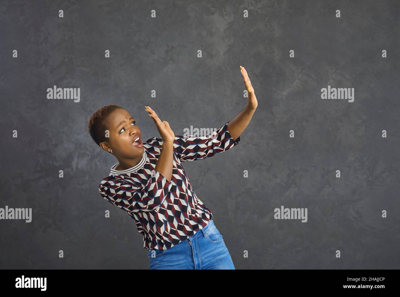 Afroamerikanische Frau zeigt Stop-Hand-Geste im Studio Stockfoto
