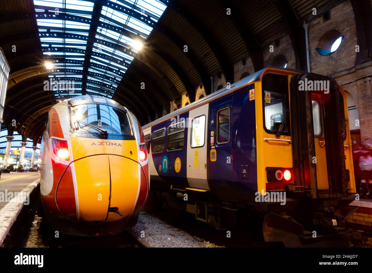 LNER Azuma Express-Intercity-Zug in York Station am Bahnsteig, neben einem lokalen Northern Trains Pendlerzug. London North Eastern Railway. Fast Stockfoto