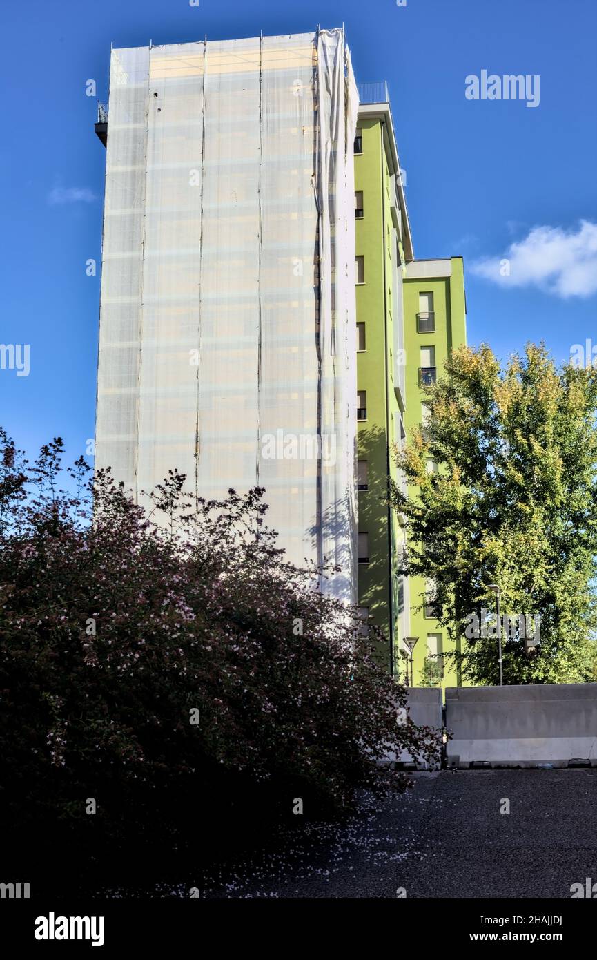 Blockierter Durchgang in einem Wohngebiet mit einem Gebäude, das an einem klaren Tag im Hintergrund gewartet wird Stockfoto