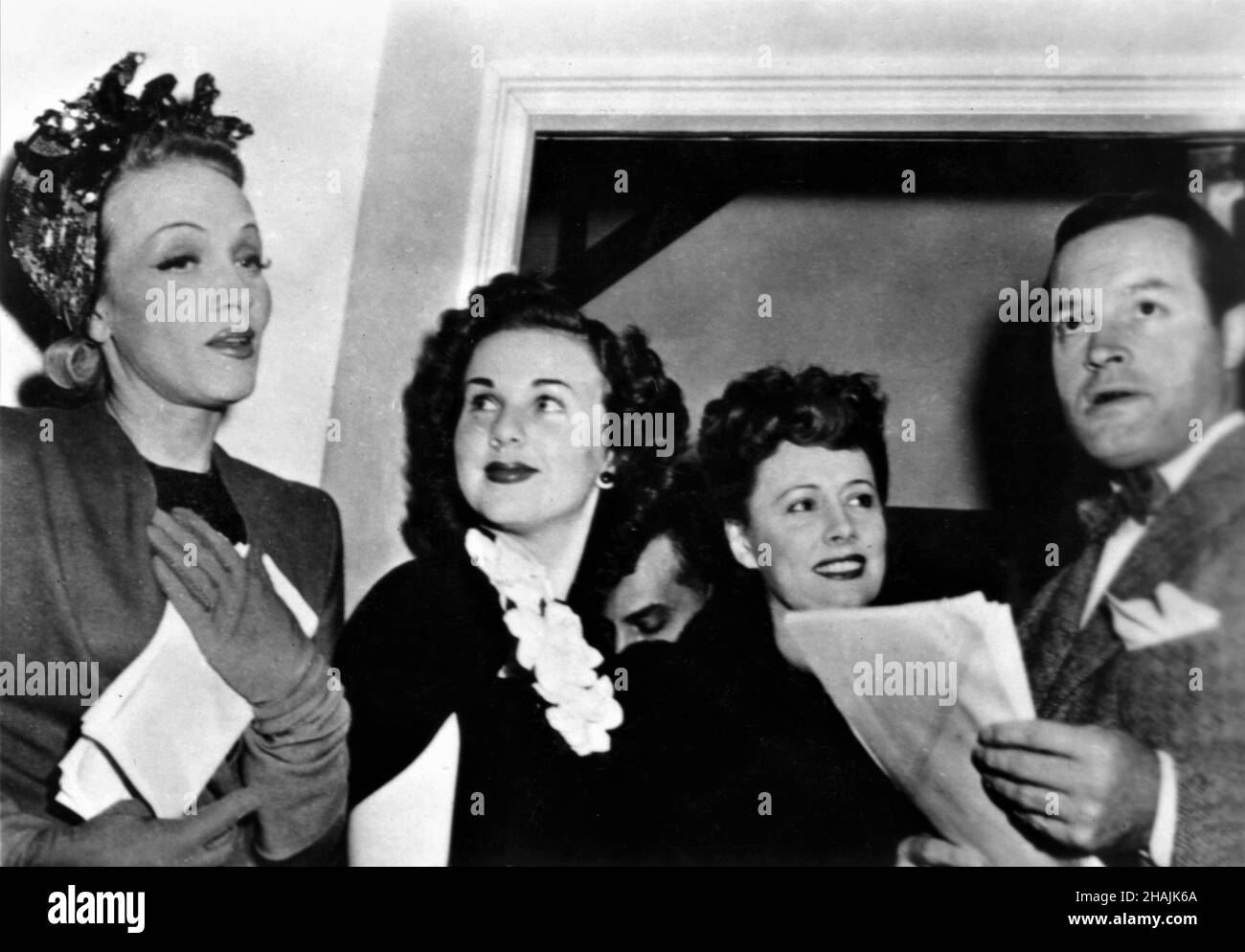 MARLENE DIETRICH DEANNA DURBIN IRENE DUNNE und BOB HOPE haben eine offene Momentaufnahme bei einem nicht identifizierten Ereignis des Hollywood-Krieges um 1942 gemacht Stockfoto