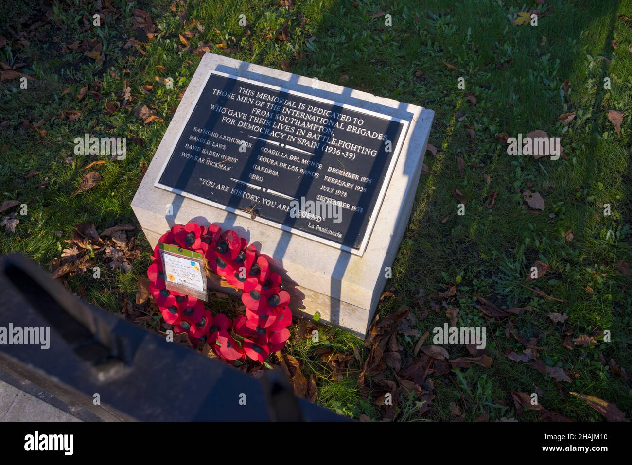 Eine Gedenktafel in der Nähe von Southampton Cenotaph, die lokalen Mitgliedern der Internationalen Brigaden gewidmet ist, die im Spanischen Bürgerkrieg ums Leben kamen (1936-1939) Stockfoto