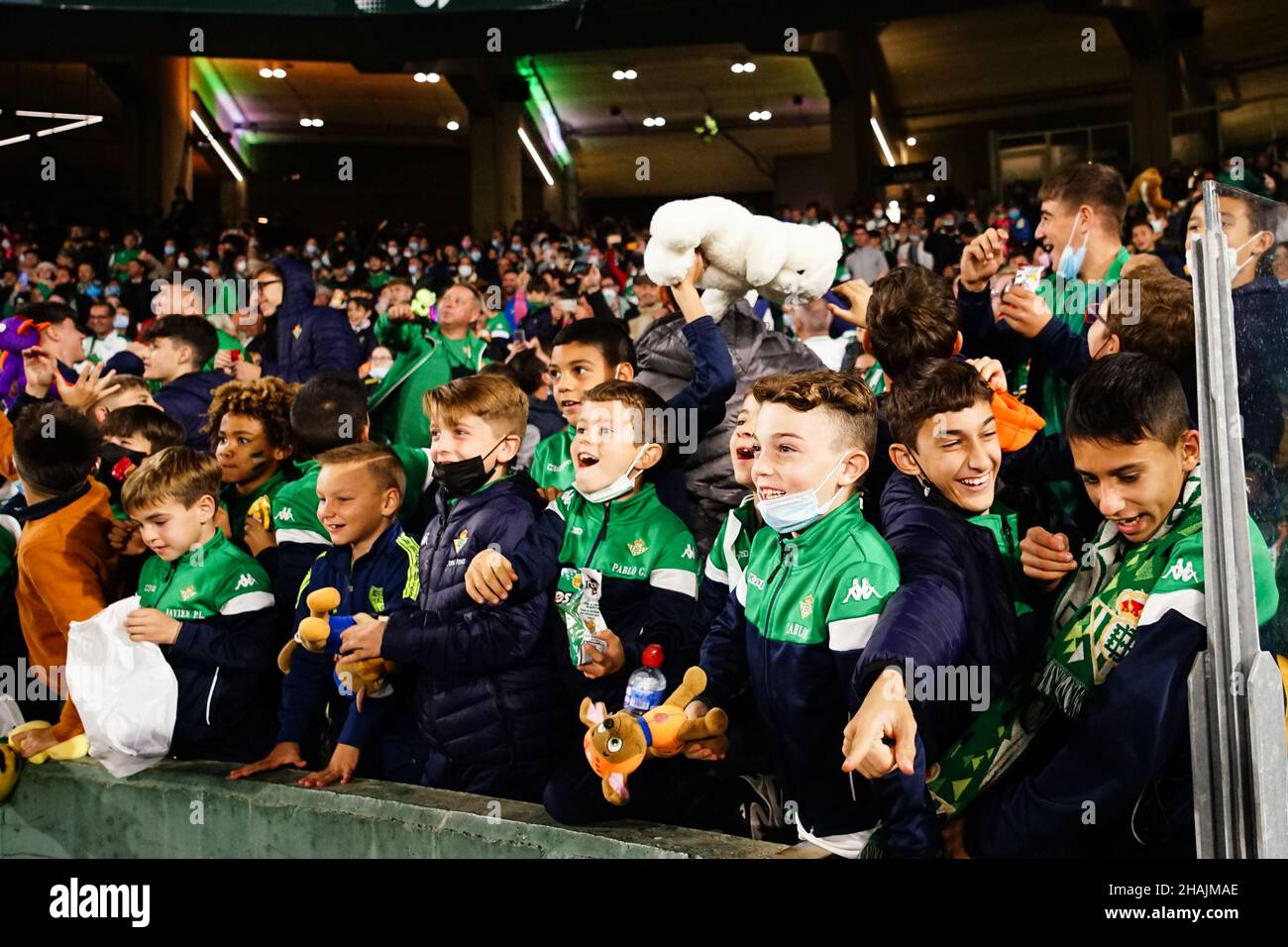 Sevilla, Spanien. 12th Dez 2021. Real Betis Fans werden beim Spiel von La Liga Santander 2021/2022 zwischen Real Betis und Real Sociedad im Benito Villamarin Stadion in Sevilla mit ausgestopften Tieren beobachtet, die gesammelt und an bedürftige Kinder übergeben werden (Foto von Francis Gonzalez/SOPA Images/Sipa USA) Quelle: SIPA USA/Alamy Live News Stockfoto