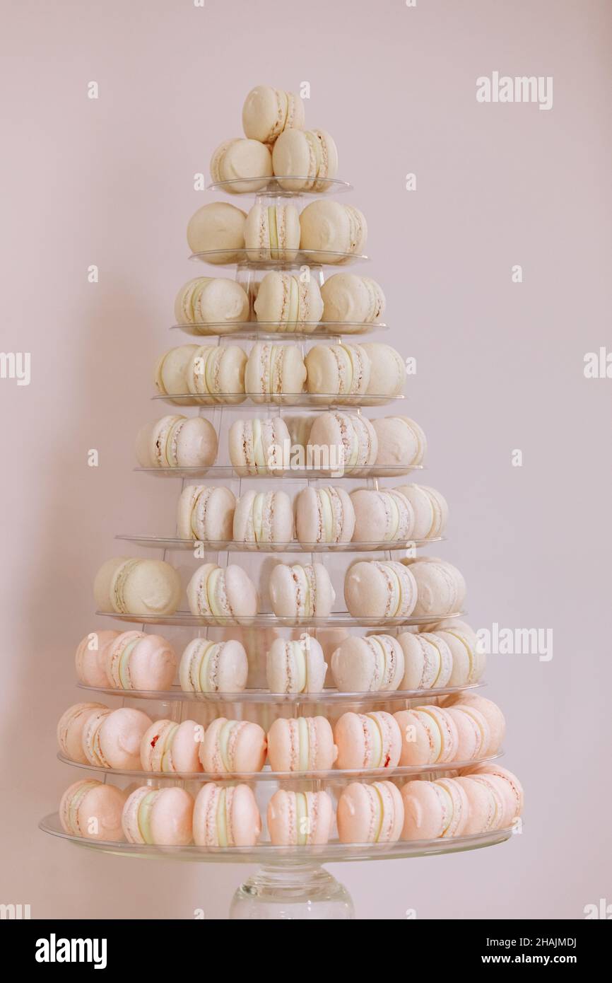 Französische Makronen. Süßigkeitenbar. Hochzeitsfest. Hochzeit Süßigkeiten. Schöne Macaron Kuchen Patisserie Multi-Tier stehen voll von Pastell Macarons. Pyramiden Turm. Stockfoto
