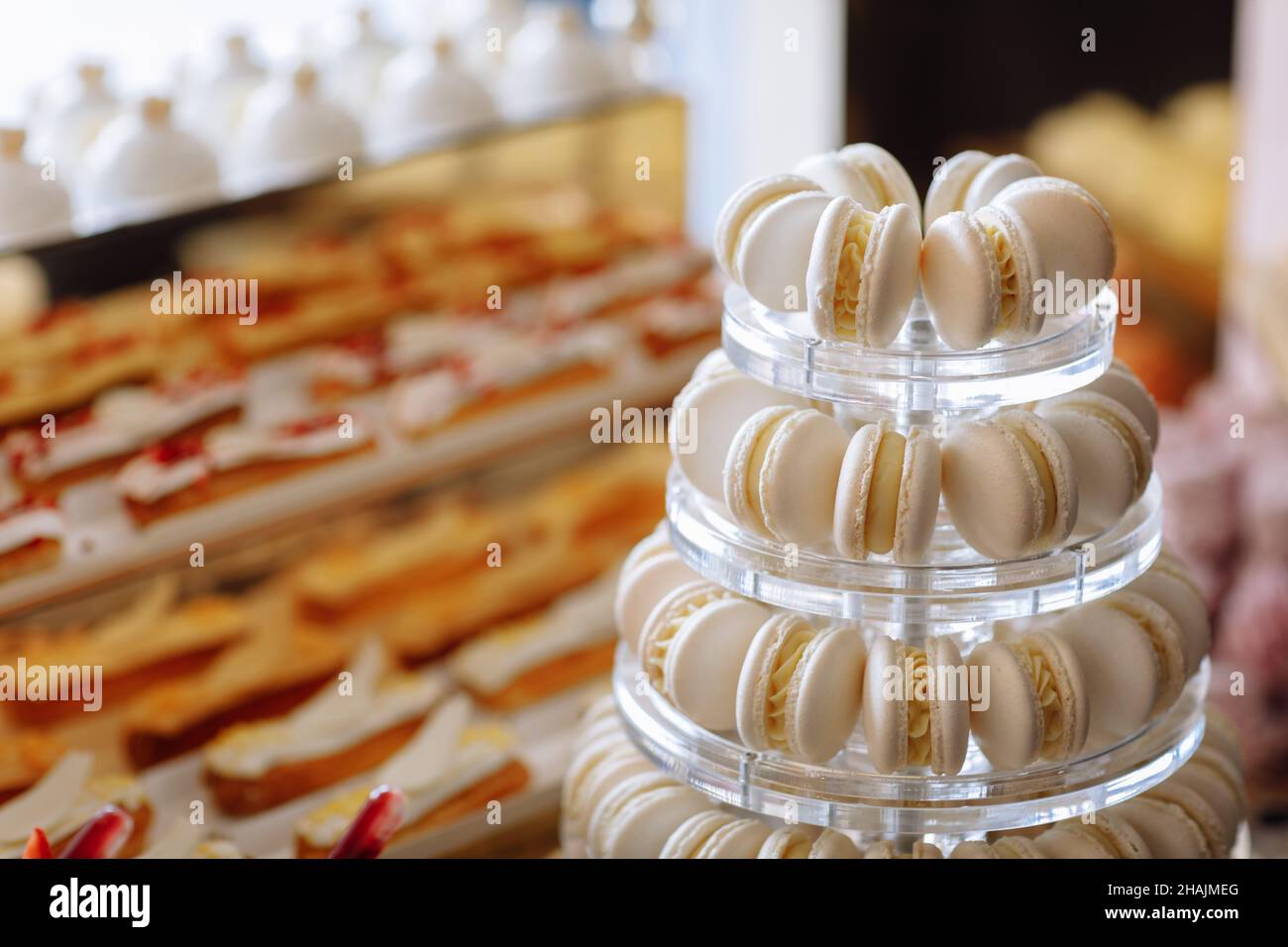 Französische Makronen. Süßigkeitenbar. Hochzeitsfest. Hochzeit Süßigkeiten. Schöne Macaron Kuchen Patisserie Multi-Tier stehen voll von Pastell Macarons. Pyramiden Turm. Stockfoto