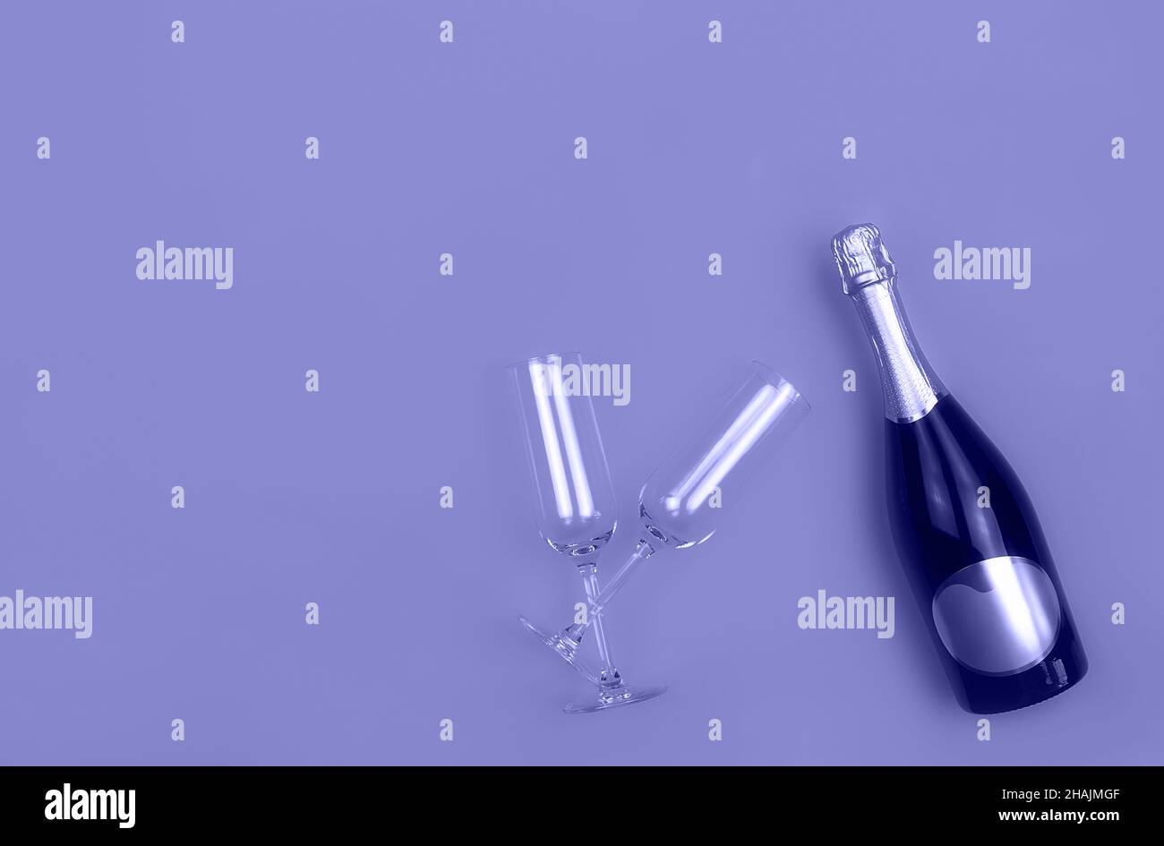 Champagnerflasche und Gläser in flacher Lay-Form mit Platz für Text. Modell für Ihr Webbanner-Design. Toned in trendigen Farbe des Jahres 2022. Urlaubskonzept. Stockfoto