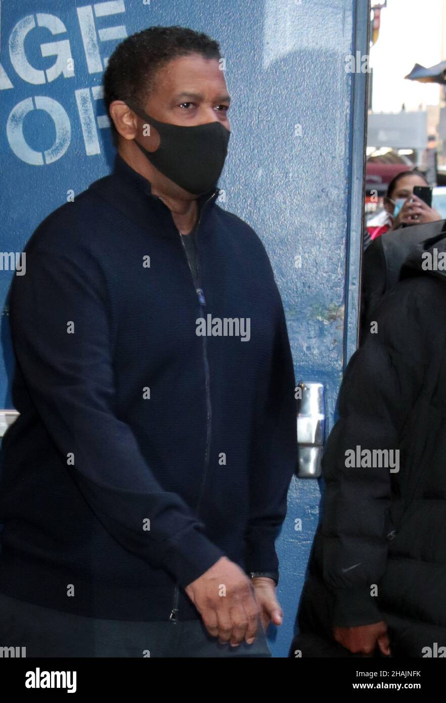 New York, NY, USA. 13th Dez 2021. Denzel Washington sah am 13. Dezember 2021 das aufregende Good Morning America, um über seinen neuen Film A Journal for Jordan zu sprechen. Quelle: Rw/Media Punch/Alamy Live News Stockfoto