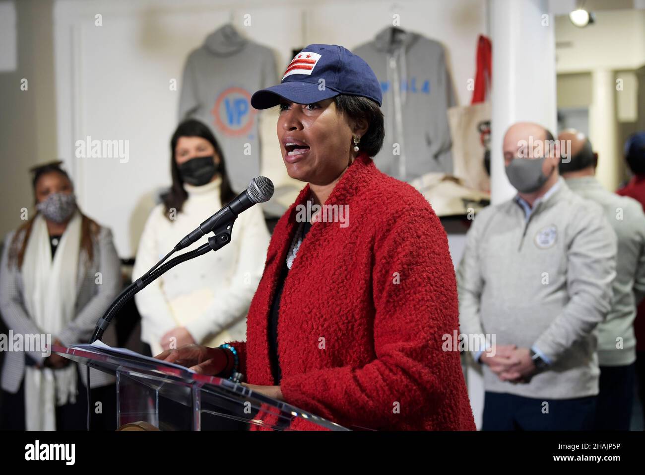 Washington, Usa. 13th Dez 2021. Der Bürgermeister von DC, Muriel Bowser, spricht über die Omicron-Variante Covid-19, als sie heute im Pop Up Store in Washington das Small Business Grant-Programm startet. Kredit: SOPA Images Limited/Alamy Live Nachrichten Stockfoto