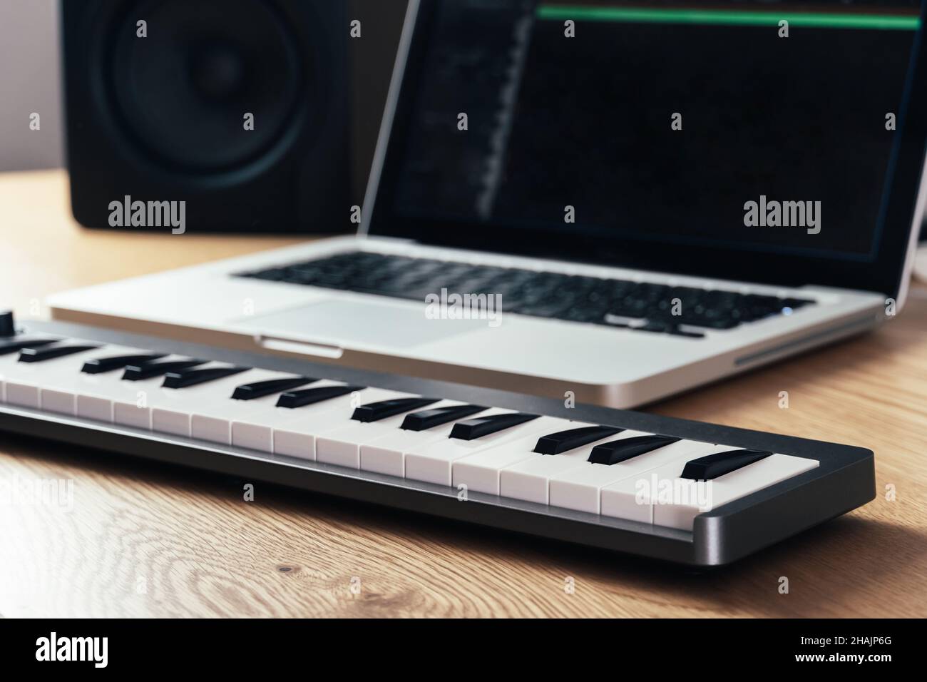 Musikstudio mit Midi-Tastatur, Laptop und Lautsprechern. Stockfoto
