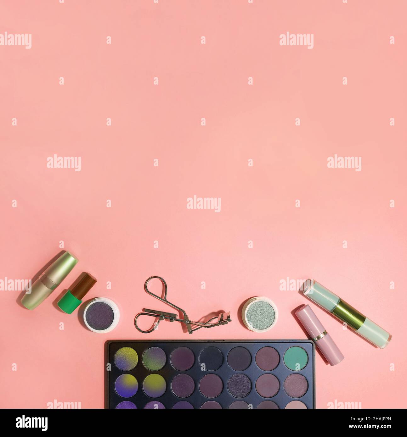 Dekorative Kosmetik, Draufsicht. Make-up mit professioneller Kosmetik, auf rosa Hintergrund. Ein flaches Bild mit Platz zum Kopieren. Hochwertige Fotos Stockfoto