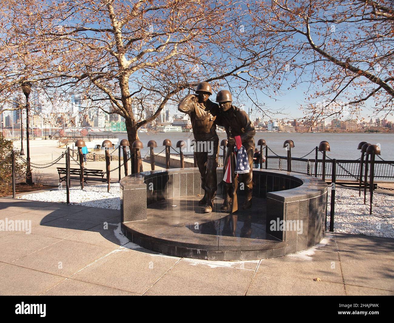 Hoboken, New Jersey Gedenkstätte zum Weltkrieg 2 mit Blick auf den Hudson River von einer parkähnlichen Umgebung aus. Stockfoto