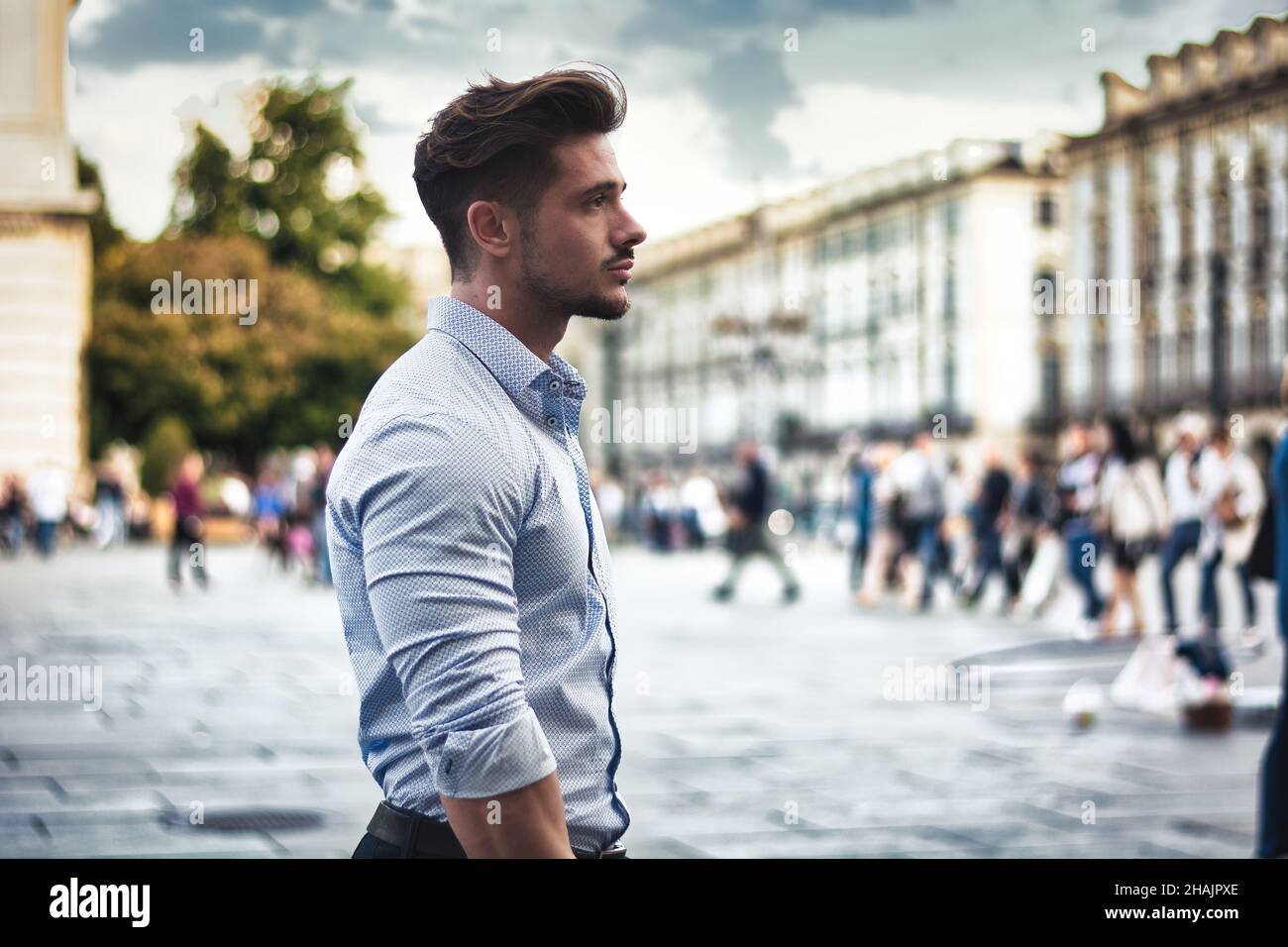 Ein hübscher, eleganter Mann in Stadtkulisse mit Hemd Stockfoto