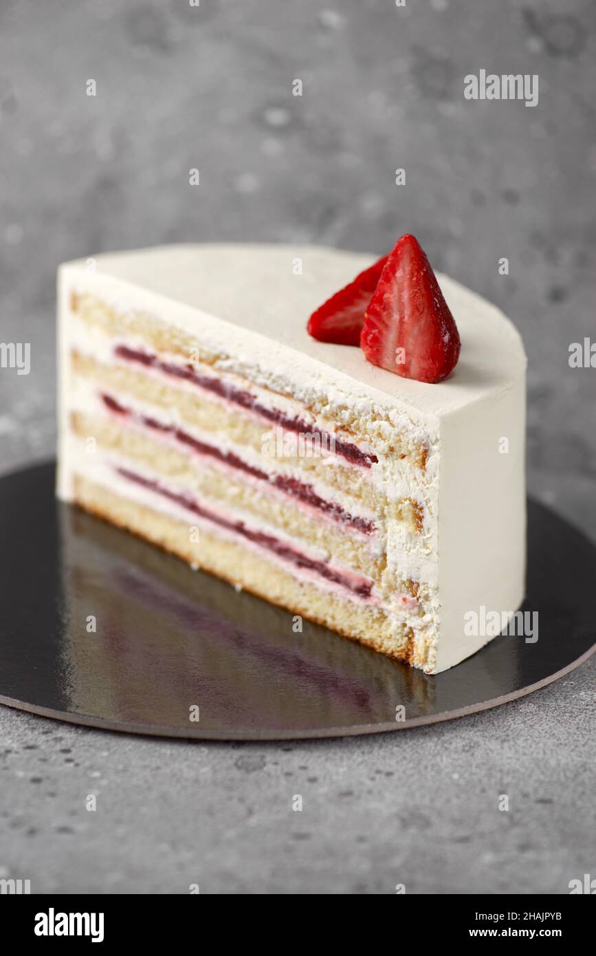 Erdbeerkuchen.Erdbeerkuchen mit Spinat. Grüne Kuchen mit Erdbeerschicht und Creme Stockfoto