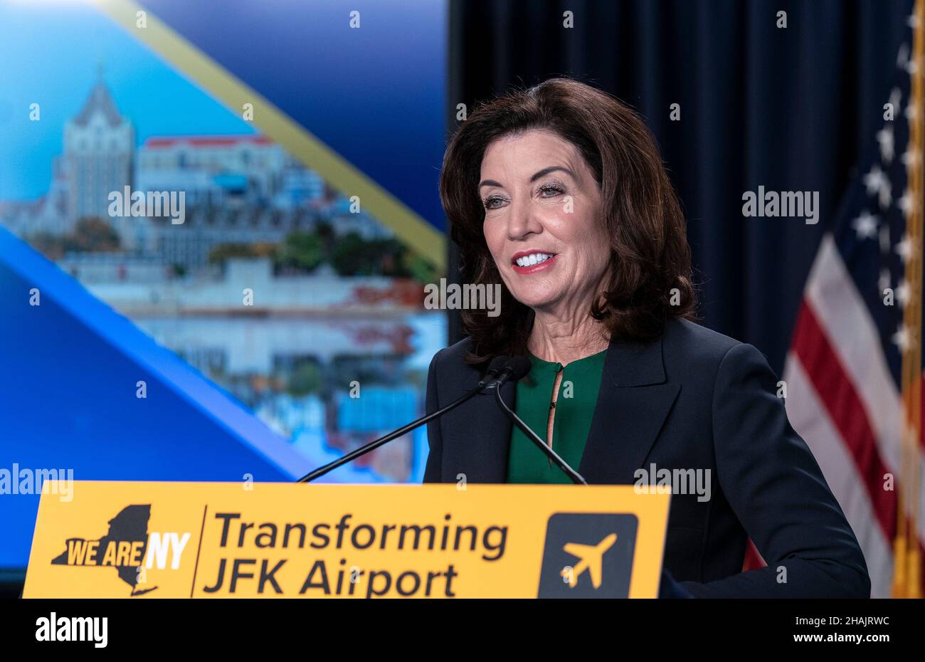 New York, USA. 13th Dez 2021. Die Gouverneurin Kathy Hochul kündigt am 13. dezember 2021 den Bau eines neuen internationalen Terminals am Flughafen JFK im New Yorker Gouverneursamt an. Gouverneur kündigte an, dass die Hafenbehörde von New York und New Jersey hat eine überarbeitete Vereinbarung mit dem New Terminal One - ein Konsortium von privaten / öffentlichen Sponsoren - zu einem 2,4 Millionen Quadratmeter State-of-the-Art neuen internationalen Terminal, das die Südseite von John F. Anker bauen erreicht Kennedy International Airport. (Foto von Lev Radin/Sipa USA) Quelle: SIPA USA/Alamy Live News Stockfoto