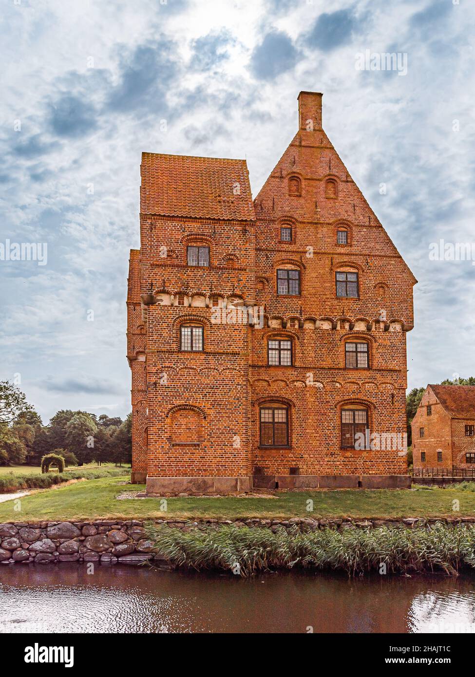 Das berühmte Märchenschloss Borreby auf der Südinsel Seeland, umgeben von einem Wassergraben, Dänemark, 10. August 2021 Stockfoto