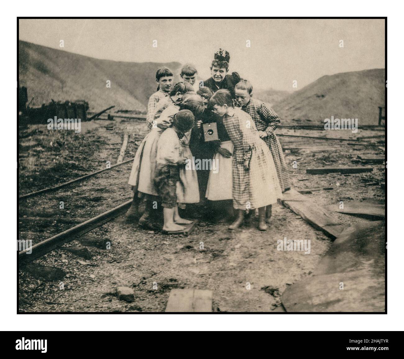 Vintage Photography 1890s/1900s Eine Kodak Box Kamera erzeugt eine Sensation. Frances Benjamin Johnston mit einer Gruppe von Kindern, die ihre Kamera angeschaut haben. Der Visionär George Eastman führte die Kodak Box Camera 1888 ein. Erstellt [zwischen 1890 und 1900] - Johnston, Frances Benjamin,--1864-1952 - Kinder--1890-1900 - Fotografen--1890-1900 - Kameras--1890-1900 Fotodrucke--1890-1900. Stockfoto