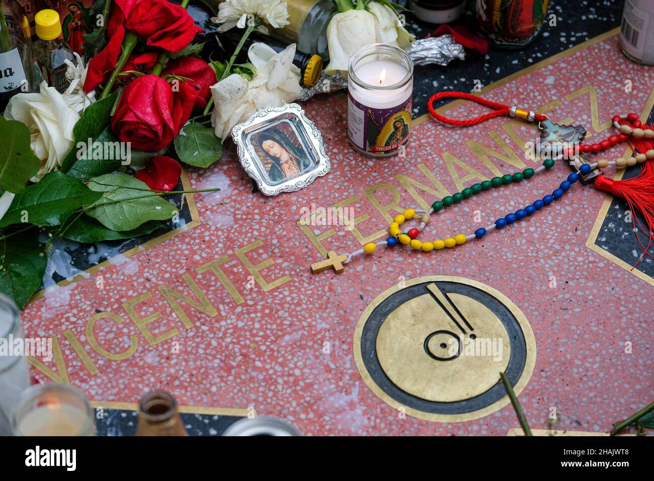 Los Angeles, Kalifornien, USA. 13th Dez 2021. Blumen und Kerzen werden am Hollywood Walk of Fame Star des verstorbenen mexikanischen Musikers Vicente Fernandez am Montag, den 13. Dezember 2021, in Los Angeles ausgestellt. Fernandez, ein legendärer und geliebter Sänger der regionalen mexikanischen Musik, der mit drei Grammys und neun Latin Grammys ausgezeichnet wurde, starb am Sonntag um 81 Uhr. (Bild: © Ringo Chiu/ZUMA Press Wire) Stockfoto