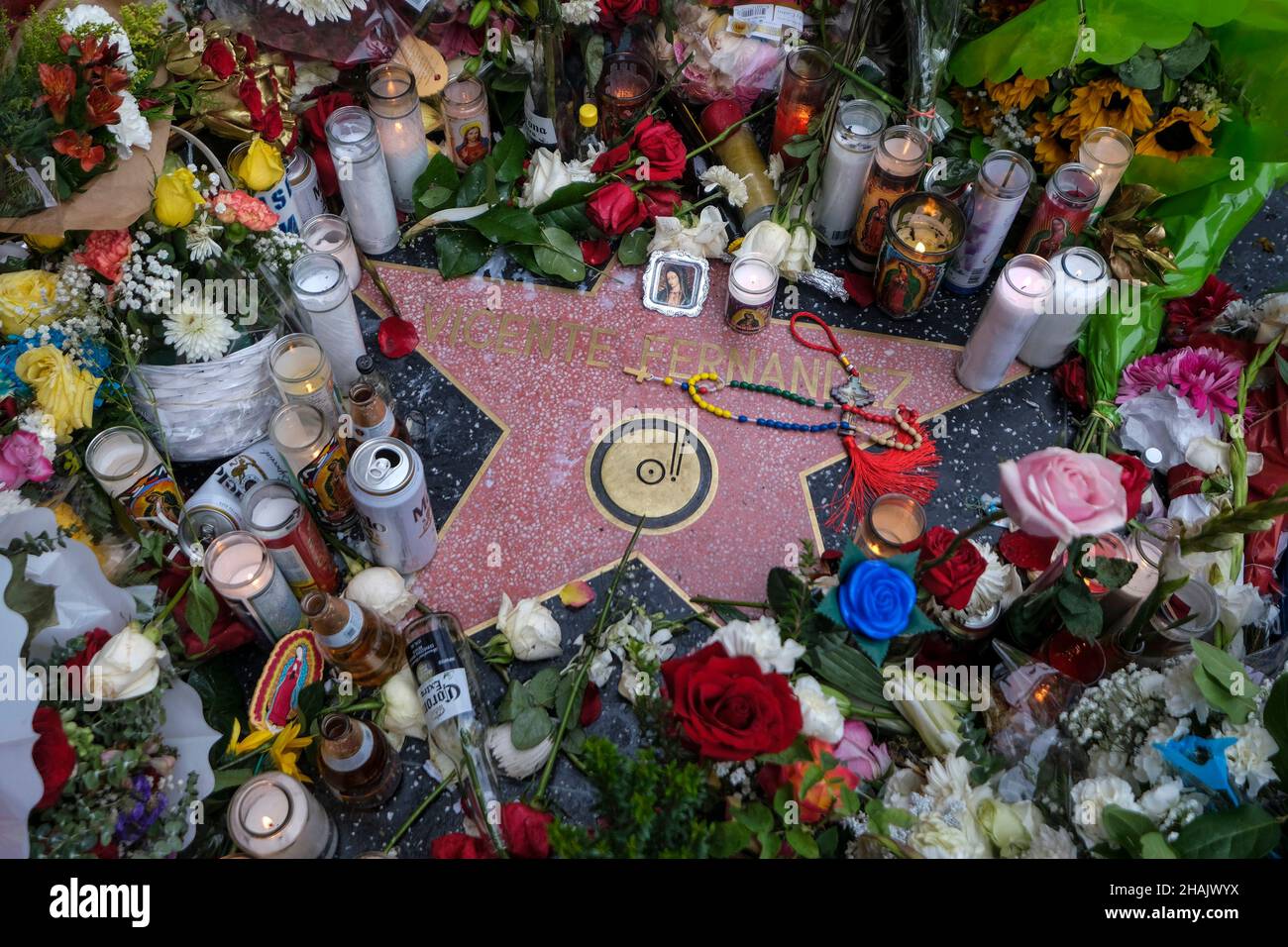 Los Angeles, Kalifornien, USA. 13th Dez 2021. Blumen und Kerzen werden am Hollywood Walk of Fame Star des verstorbenen mexikanischen Musikers Vicente Fernandez am Montag, den 13. Dezember 2021, in Los Angeles ausgestellt. Fernandez, ein legendärer und geliebter Sänger der regionalen mexikanischen Musik, der mit drei Grammys und neun Latin Grammys ausgezeichnet wurde, starb am Sonntag um 81 Uhr. (Bild: © Ringo Chiu/ZUMA Press Wire) Stockfoto