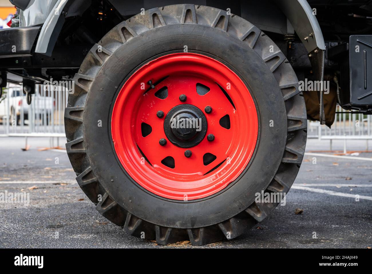 4x4 Rad mit rotem Stahlfelge auf nicht identifizierbarem LKW Stockfoto