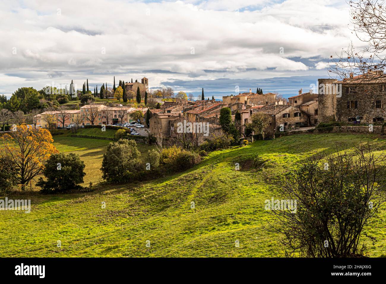 Tourtour, Frankreich. Tourtour wurde von der Vereinigung Les Plus Beaux Villages de France in die Liste der schönsten Dörfer Frankreichs aufgenommen Stockfoto