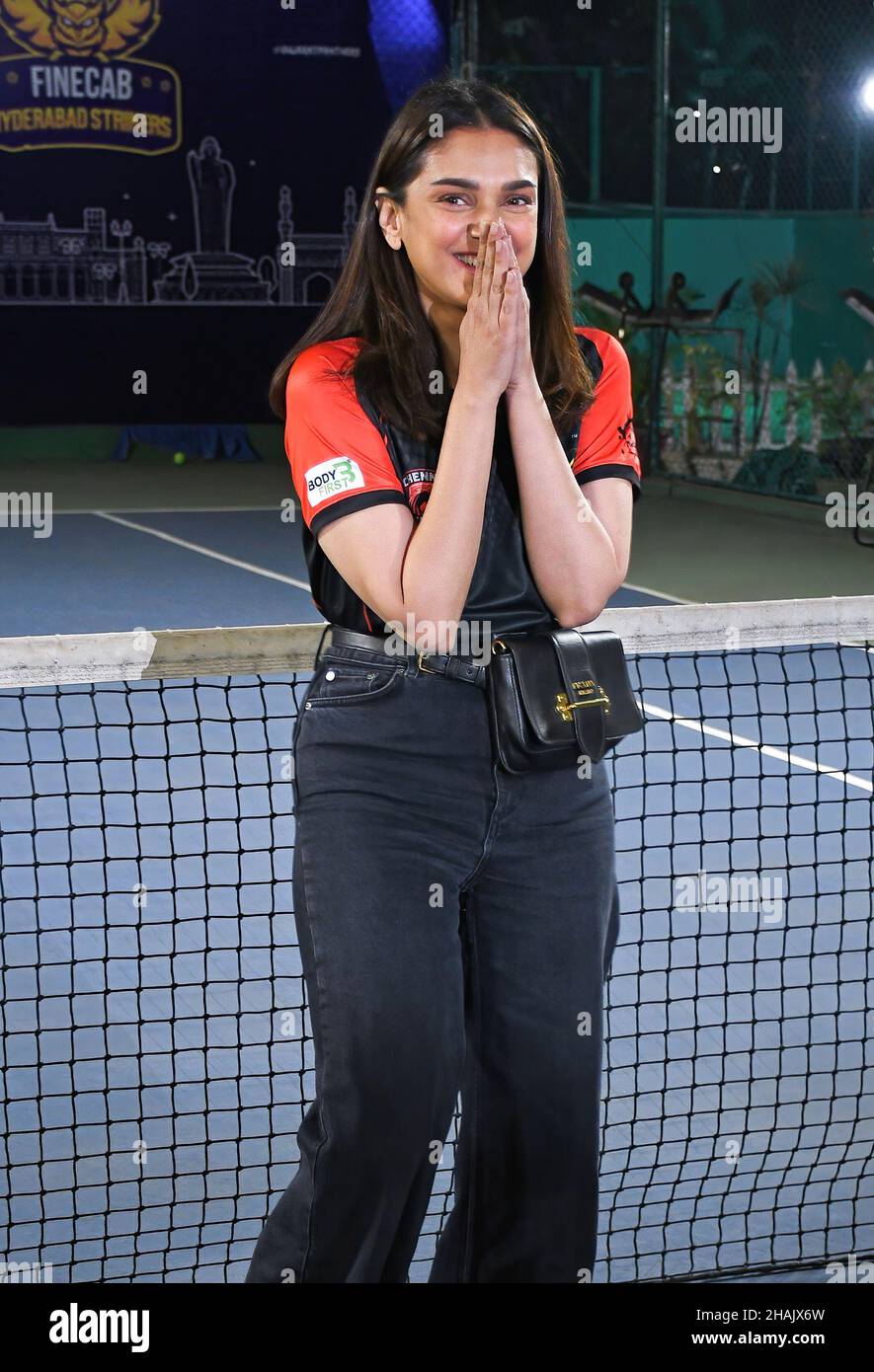 Mumbai, Indien. 13th Dez 2021. Bollywood-Schauspielerin Aditi Rao Hydari reagiert während der Tennis Premiere League (TPL) in Mumbai auf die Kamera. Die Liga befindet sich in der dritten Saison und bietet jungen Talenten die Möglichkeit, ihre Fähigkeiten zu zeigen. (Foto von Ashish Vaishnav/SOPA Images/Sipa USA) Quelle: SIPA USA/Alamy Live News Stockfoto