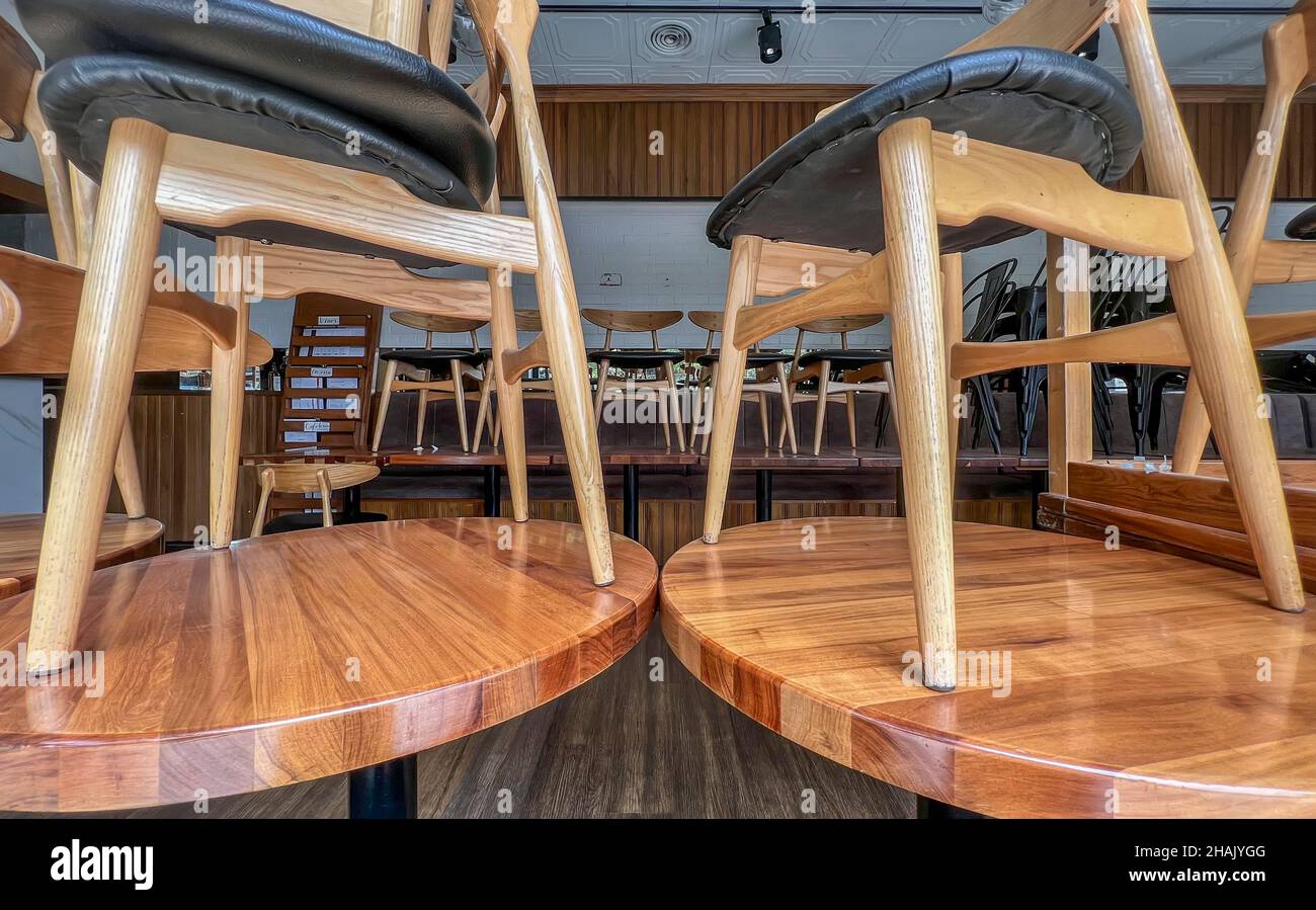 Stühle an Tischen in geschlossener Cafeteria Stockfoto